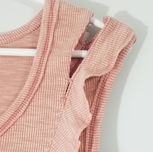 Hyku Knit Blouse. Cold Shoulder Slit w/ Scallop Trim. Gathered Midline. Size M. - Picture 3 of 6
